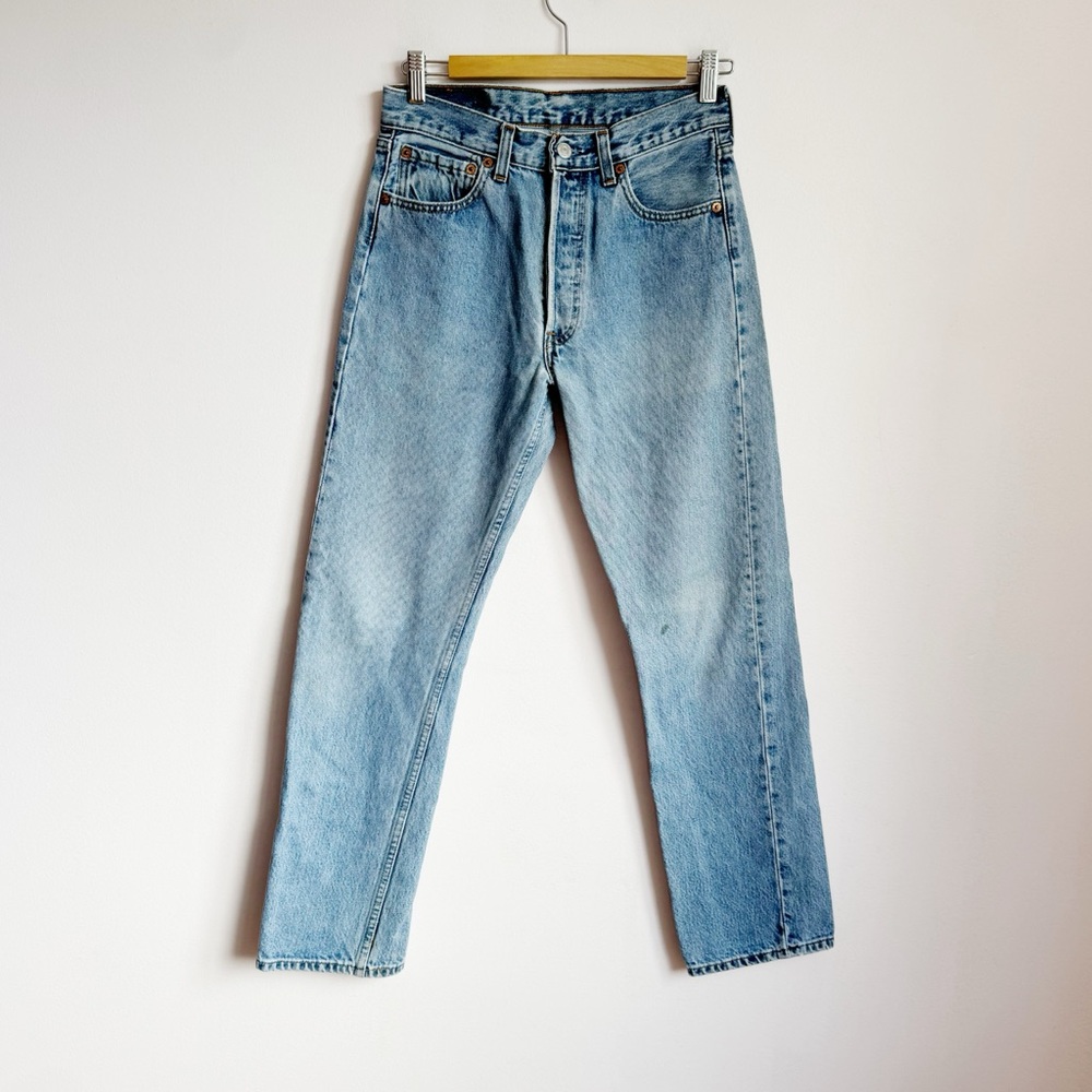 TRUE VINTAGE Made in Canada Levis 501 Button-fly Lightwash Denim Jeans